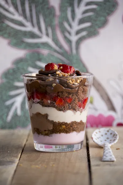 Dessert au gâteau au chocolat, yaourt et fraises — Photo