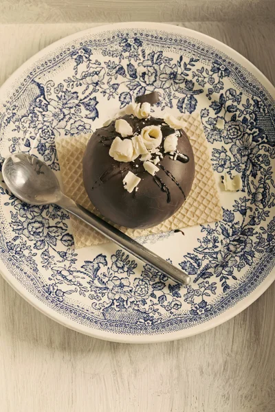 白いチョコレートチップスとウエハ チョコレート デザートをラウンドします。vi — ストック写真