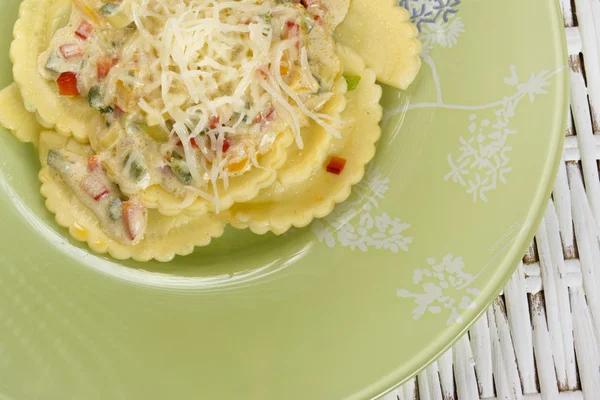 Pasta de ravioles italiana con pimientos — Foto de Stock