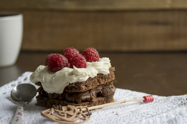 Gâteau au chocolat à la crème et framboises — Photo