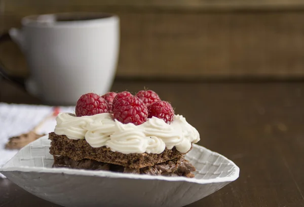 Chokladkaka med grädde och hallon — Stockfoto