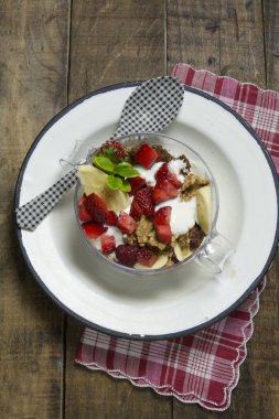 kahvaltılık tahıllar ve çilek