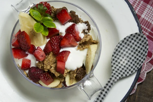 Céréales de petit déjeuner et fraises — Photo