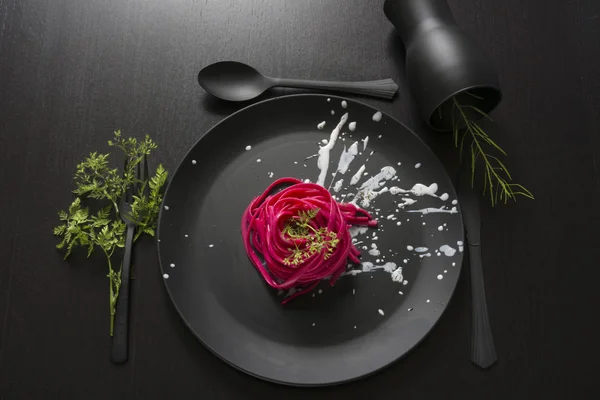 Spaghetti rosa, ambientazione luogo nero — Foto Stock