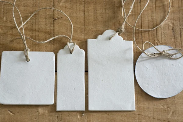 Etiqueta en blanco, redonda, rectangular y cuadrada, sobre fondo de madera —  Fotos de Stock