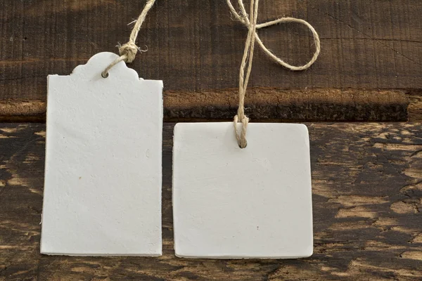 Etiqueta em branco, retangular e quadrada, sobre fundo de madeira — Fotografia de Stock