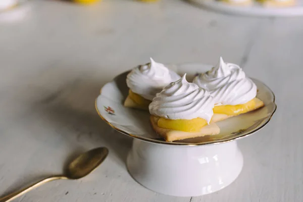 Delicioso Pastel Limón Porciones Individuales Plato Redondo Mesa Servida Ambiente — Foto de Stock