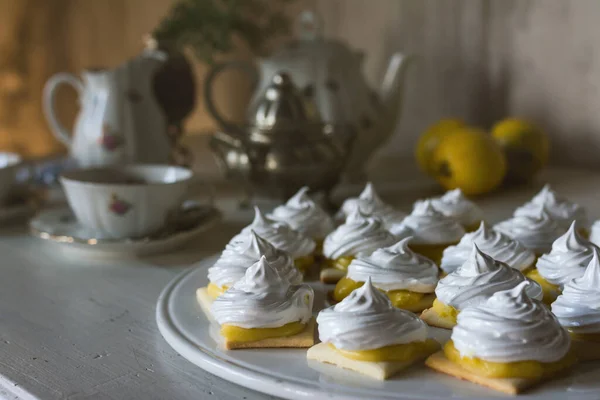 Lemon Pie Lezat Dalam Porsi Individu Piring Bundar Atas Meja — Stok Foto