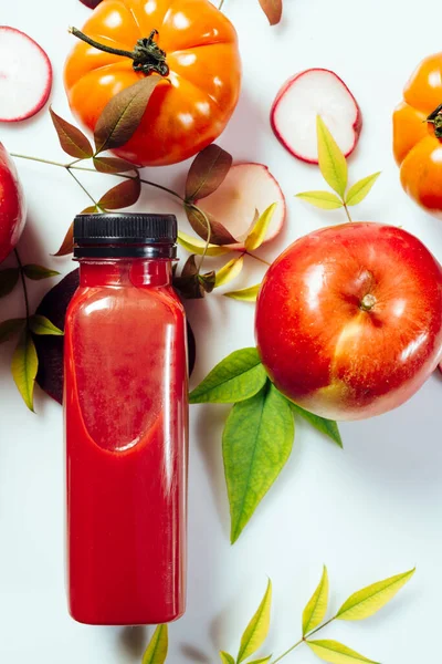 Bebida Batido Vermelha Garrafa Perto Tomates Maçãs Maduras Beterrabas Dieta — Fotografia de Stock