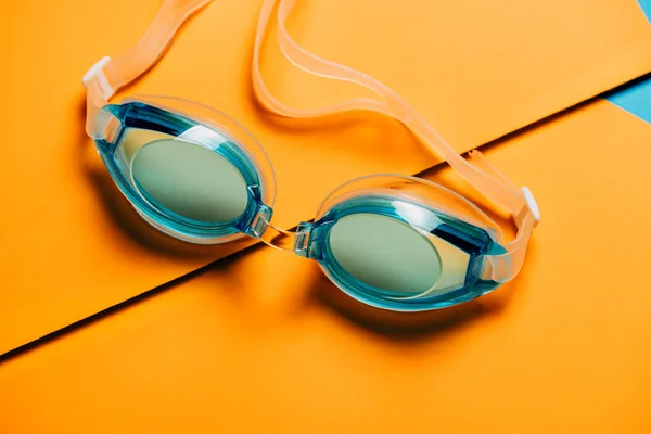 Modré Plavecké Brýle Gumovým Popruhem Žlutém Geometrickém Pozadí Nikdo Produktová — Stock fotografie