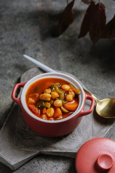 Comida Vegana Grão Bico Cozido Com Tomates Cenouras Abobrinha Pimentas — Fotografia de Stock