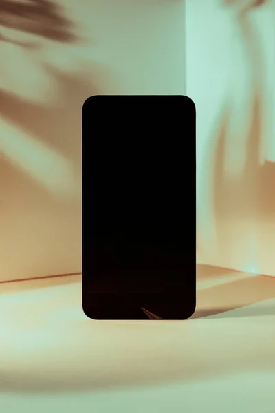 プレゼンテーションのためのミニマルな現代的なスマートフォンのモックアップ 壁の遠近角の正面 背景に抽象的な植物の形を持ちます アプリケーションの表示 グラフィック — ストック写真