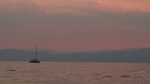 Silhouette eines Segelbootes — Stockvideo