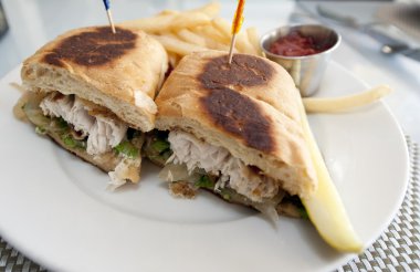 ızgara balık sandviç