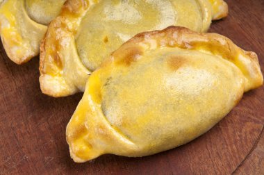 Empanadas ahşap plaka üzerinde