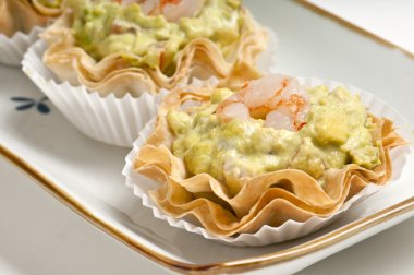 avokado ve karides kanepe tepsisini