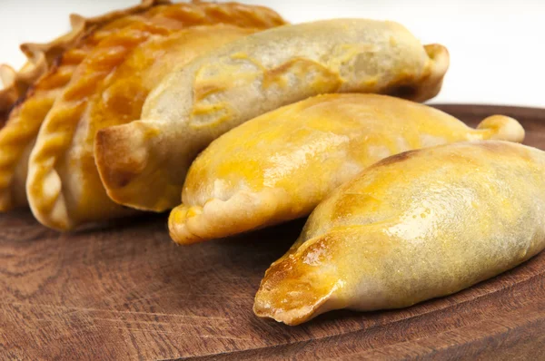 Empanada menutup atas meja kayu . — Stok Foto