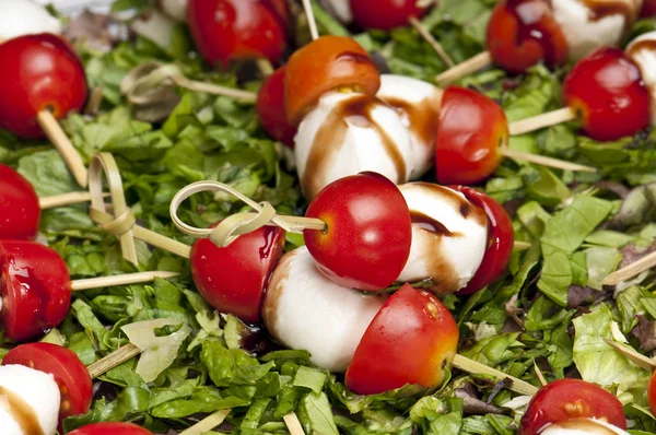 Mordeduras de tomate y mozzarella —  Fotos de Stock