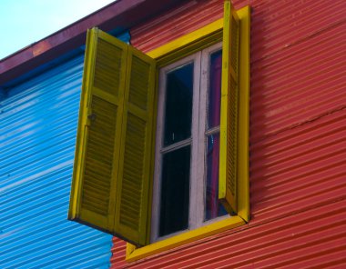 caminito sokak üzerinde tipik pencere