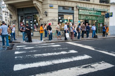 Buenos Aires'te otobüs bekliyor