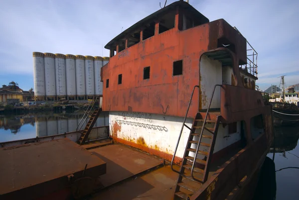 Bateau rouillé au chantier naval — Photo