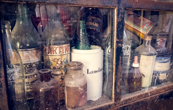 Botellas antiguas en San Telmo Tienda de Antigüedades — Foto de Stock