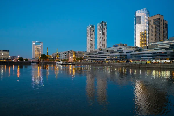 Puerto madero manzarası, gece — Stok fotoğraf