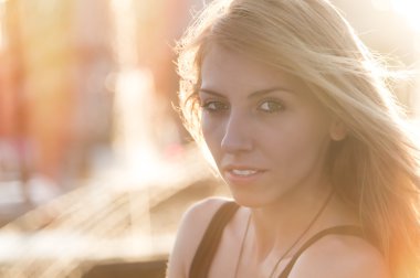 dalgın çekici genç bir kadın