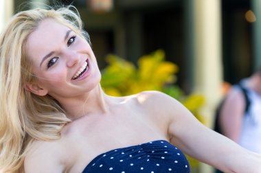 güzel bir genç kadın gülüyor