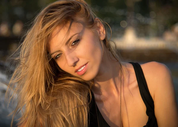 Mulher atraente olhando para a câmera sorrindo — Fotografia de Stock