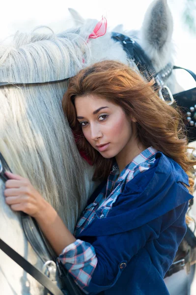Mooie vrouw met een paard — Stockfoto