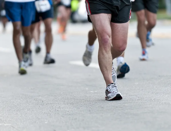 Nogi biegaczy w matathon. — Zdjęcie stockowe