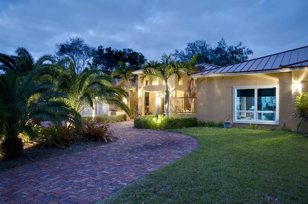 modern ve yemyeşil entryway