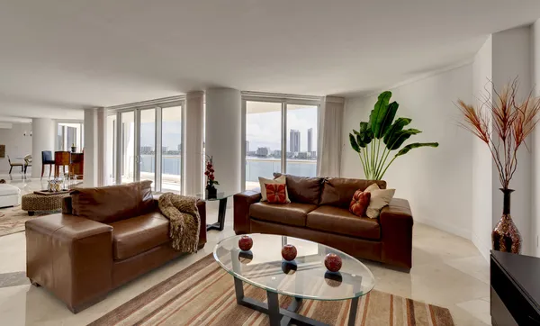 Кожаный диван в современных апартаментах — стоковое фото