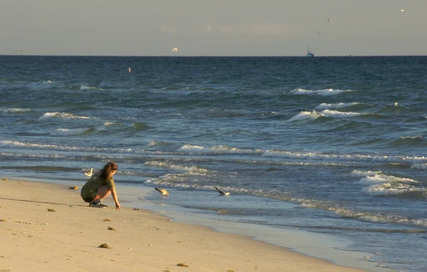 浜で歩く女性 — ストック写真