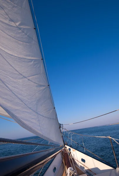 Segelboot in Bewegung — Stockfoto