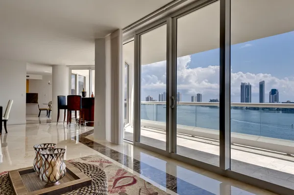 현대 아파트-바다 전망 스톡 사진