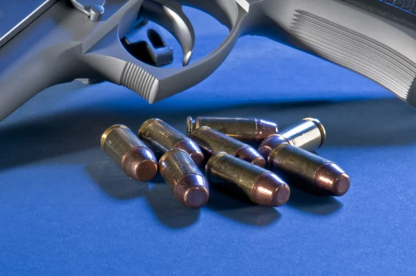 Proiettili e pistola — Foto Stock