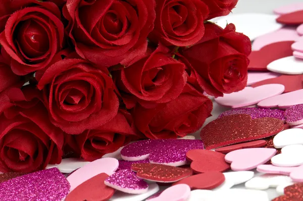Rote Rosen und Valentinstag — Stockfoto