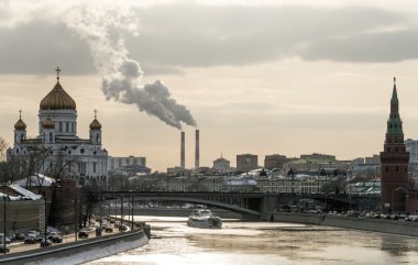 Moskova Nehri ve kurtarıcı İsa Katedrali