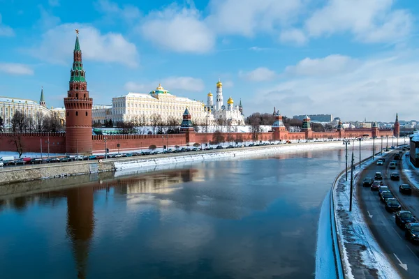 Kreml och moskva floden — Stockfoto