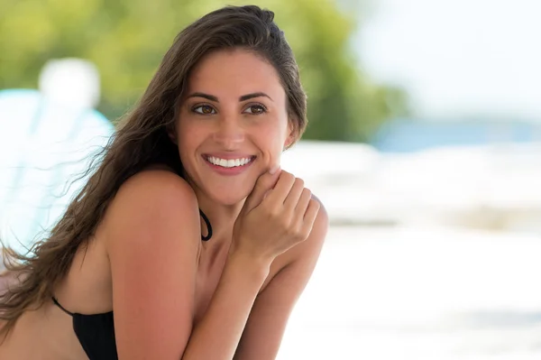 Mooie lachende vrouw in een tropisch strand — Stockfoto