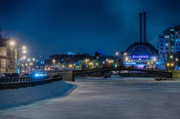 Городская сцена Москвы ночью зимой — стоковое фото