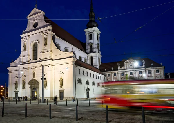 Kostel St. thomas v noci v Brně. — Stock fotografie