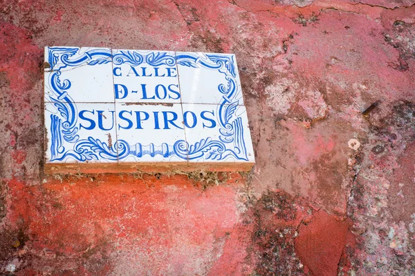 Schild über der Calle de los suspiros in Colonia — Stockfoto