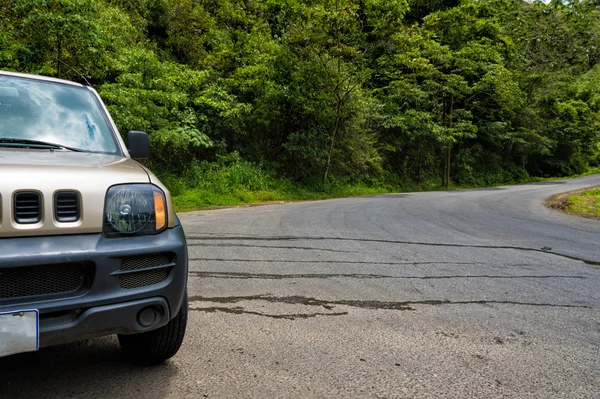 Auto geparkt auf einer route in costa rica — Stockfoto