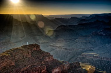 Büyük Kanyon günbatımı güneş ışınları ve lens flare efekti