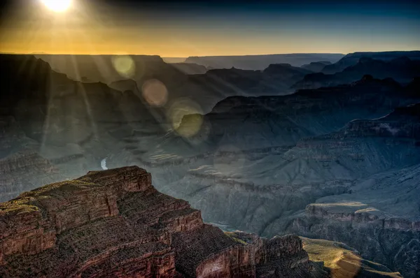 Grand canyon solnedgång solstrålarna och linsen flare effekt — Stockfoto