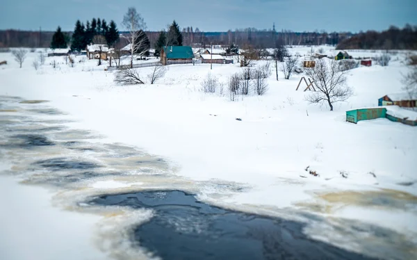 Verschneite Häuser im ländlichen Russland — Stockfoto