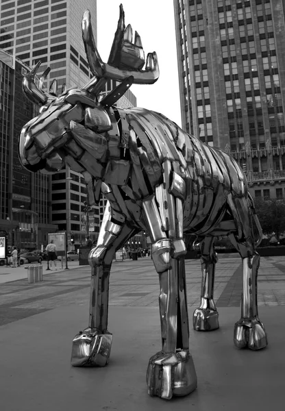 Reizen tentoonstelling van bernar venet sculptuur plaza in de buurt van tribune tower spoel van ijzer metalen moose in chicago. — Stockfoto